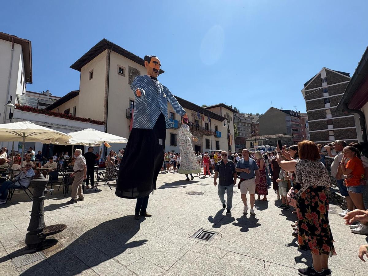 Los gigantes y cabezudos llenan de color y música Cangas del Narcea