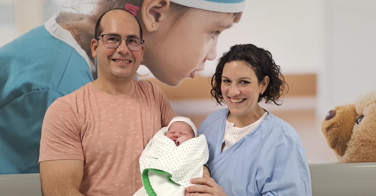 Javier, junto a sus padres Dori y Javier, primer niño nacido en el Área Norte de Córdoba.