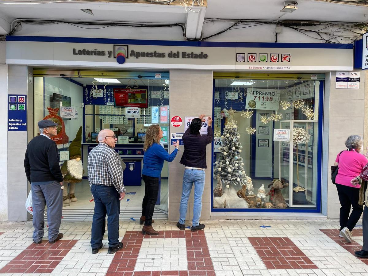 Los primeros vecinos se han acercado a la oficina de la calle Mármoles para celebrar su suerte.