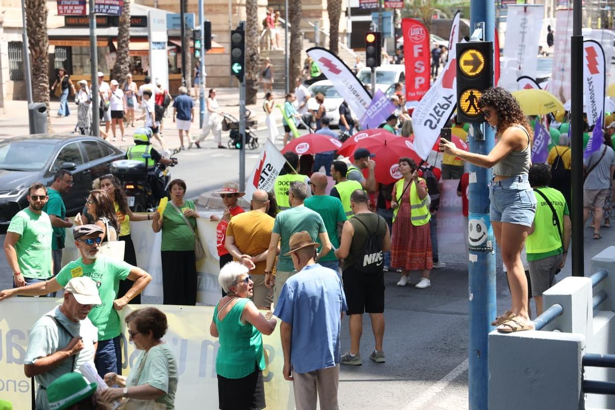 Profesores inundan las calles de Alicante: manifestación de la marea verde este martes