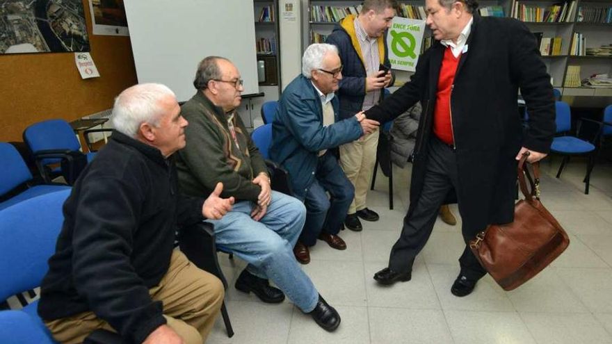 Lores saluda a directivos de Castelao en su reunión de ayer con la federación vecinal. // G. Santos