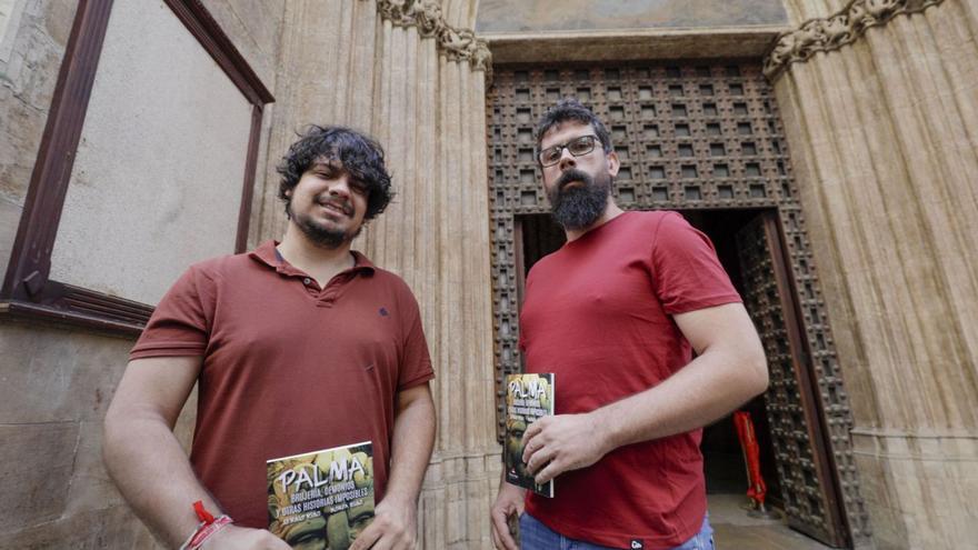 Los hermanos Sergio y Borja Rigo posan con el libro en la puerta de ‘les ànimes’ de Santa Eulàlia.  | MANU MIELNIEZUK