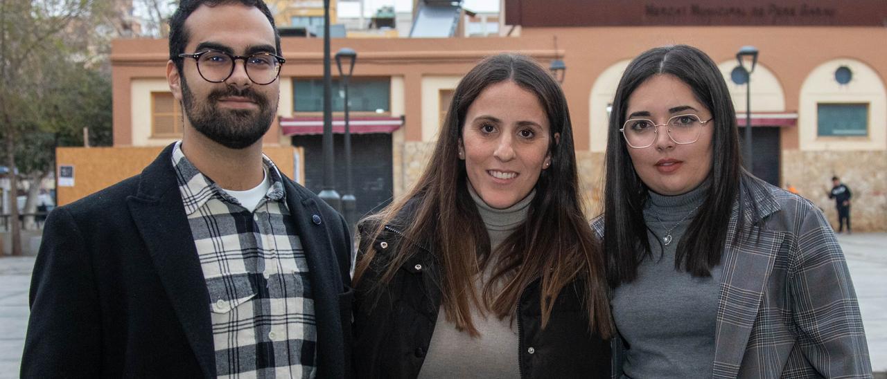 Adel Boulharrak, Amal Derdabi y Ghizlane Lahriga, fotografiados en la plaza de Pere Garau.