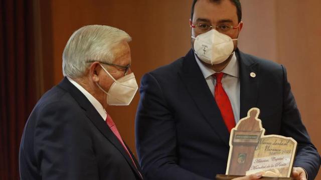 alianza por la poesía. De izquierda a derecha, José Luis Costillas, María Teresa Álvarez, Ángeles Rivero, Graciano García, Aurelio García Ovies, Esther García, Carlos Fernández Llaneza, José Manuel Granda Valdés, Margarita Collado, el músico Manuel Egocheaga, Mar Prieto, Ramón Rodríguez, Paz Alvear y Benito Gallego, en el salón de actos del Centro Asturiano en el Naranco. | LNE