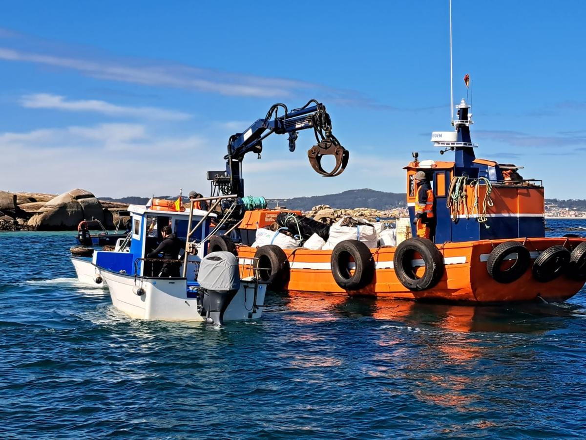 Así se elimina basura en los fondos marinos y la costa del islote Guidoiro Pedregoso.