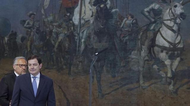 Alfonso Fernández Mañueco y tras él Carlos Pollán, hace unos días en las Cortes para anunciar el pacto de Gobierno. | NACHO GALLEGO (EFE)