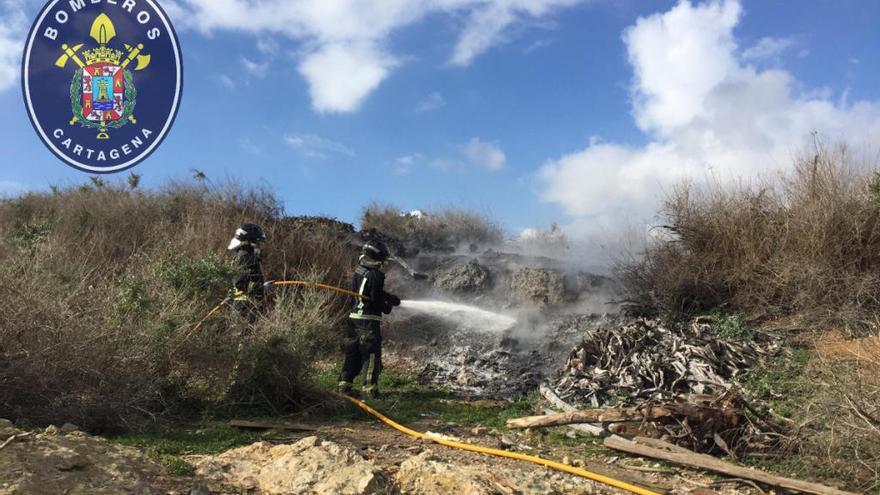 Los bomberos actúan en el incendio de matorral de Los Mateos.