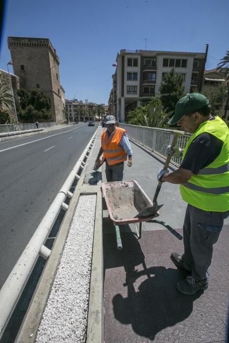 Retirada de jardineras en los puentes de Elche