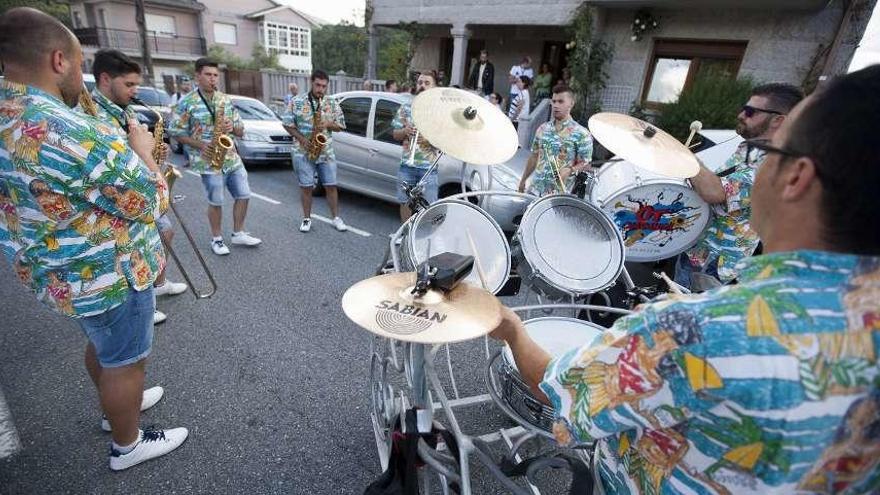 Una charanga, ayer, en las calles de Cerdedo. // Bernabé/Cris M.V.