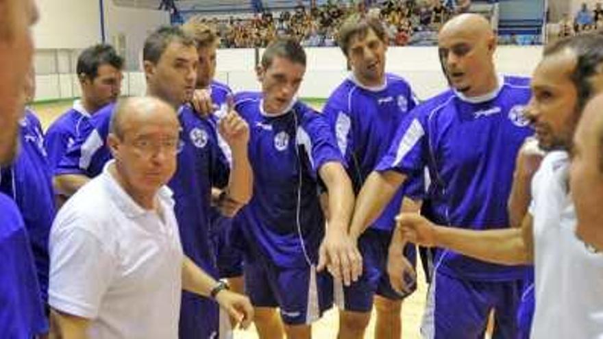 Los jugadores del Torrevieja en un tiempo muerto.