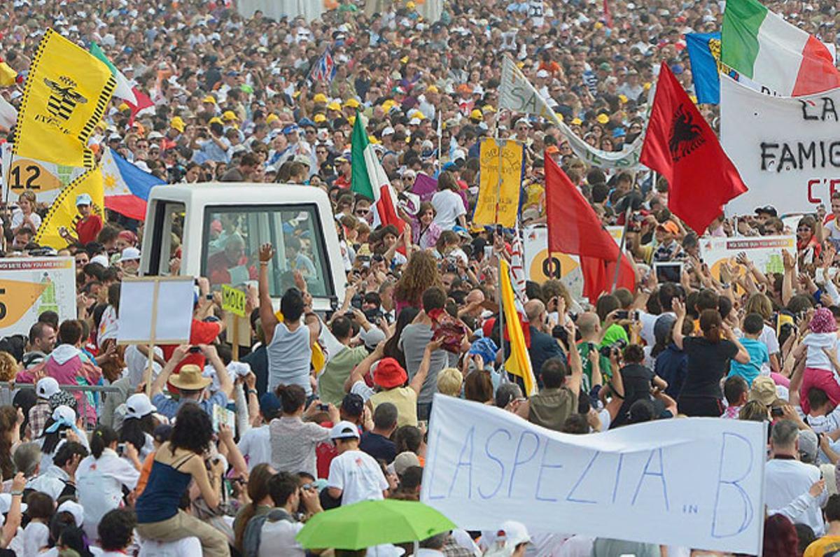 Una multitud de persones saluda el papa Benet XVI a l’arribar en papamòbil a l’aeroport italià de Bresso, a prop de Milà, per oficiar la missa de clausura de la VII Trobada mundial de les famílies.