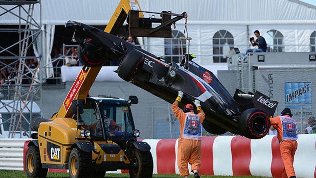 Trabajos de arrastre del monoplaza de Esteban Gutiérrez, en el GP de Canadá
