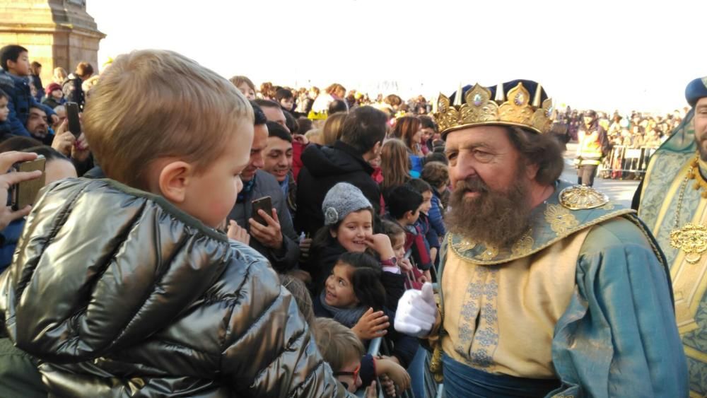 Una multitud recibe a los Reyes Magos en Gijón.