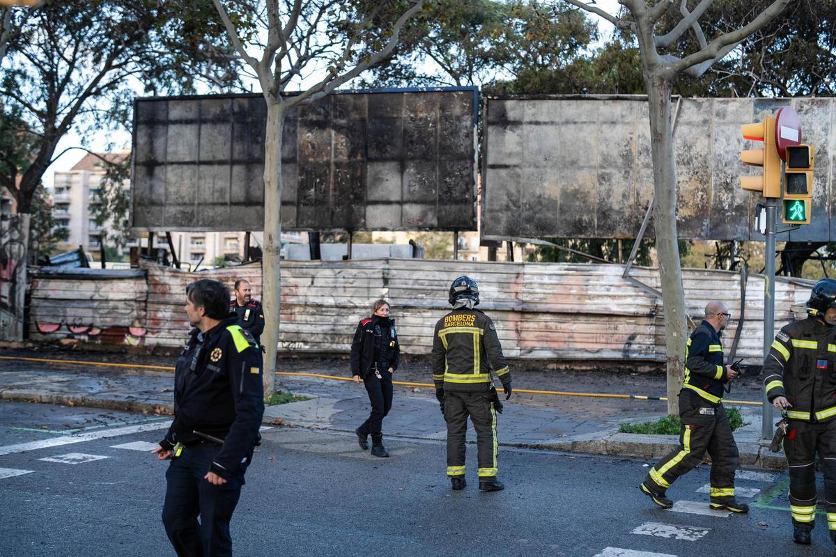 Incendio en un asentamiento de barracas en la calle de Bac de Roda de Barcelona