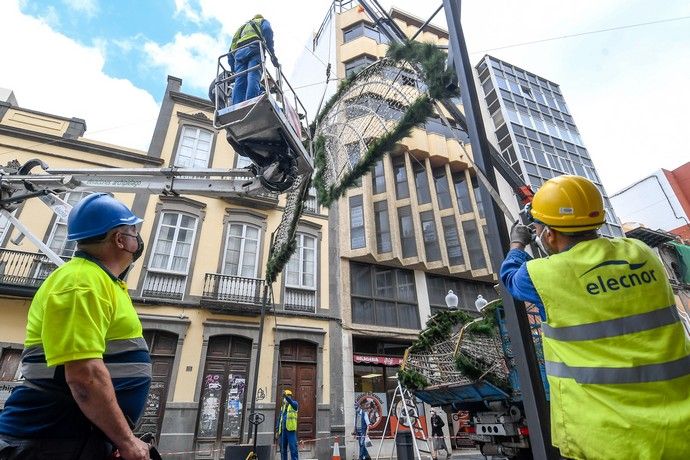 Colocado de alumbrado navideño en Triana