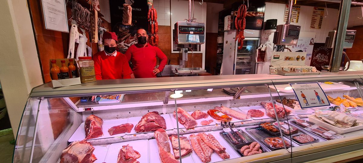 Los responsables de la carnicería La Bellota.
