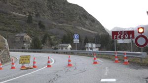 PORTÉ-PUYMORENS (FRANCIA), 02/12/2024.- Vista de la carretera cortada en el lugar accidente de autocar que se produjo ayer cerca de la localidad de Porté-Puymorens, en el Pirineo francés, donde el vehículo, que volvía de Andorra con 47 personas a bordo, en su mayoría de LHospitalet de Llobregat (Barcelona), ha chocado contra una pared de piedra y ha volcado, dejando al menos dos muertos, diez heridos graves y una treintena de afectados. EFE/EFETV / MÁXIMA CALIDAD DISPONIBLE. MÁXIMA CALIDAD DISPONIBLE