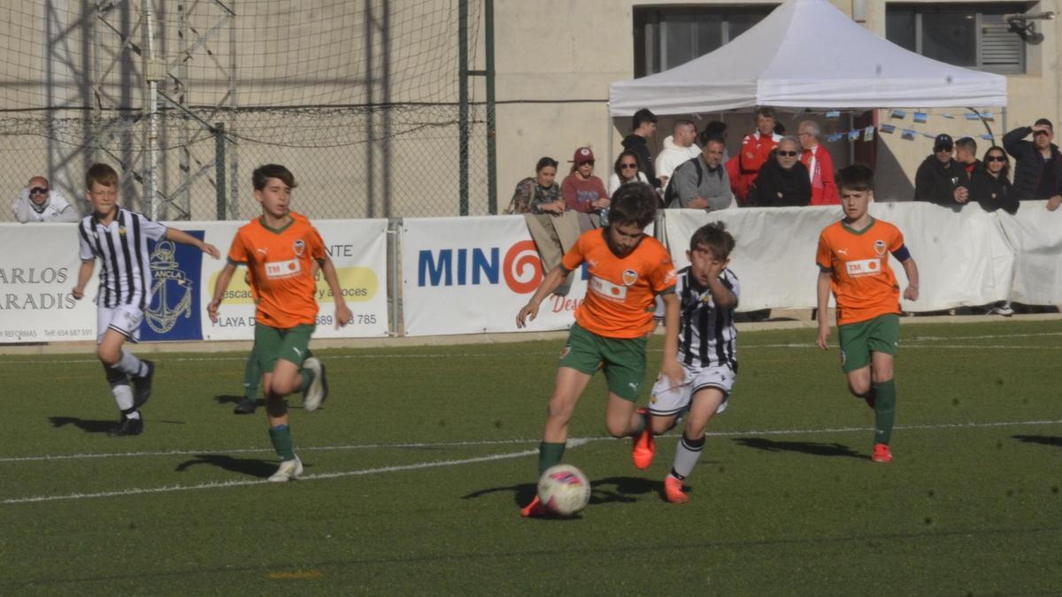 Emocionante partido entre el CD Castellón y Valencia CF.