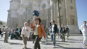 Archivo - Turistas en Cádiz (foto de archivo)