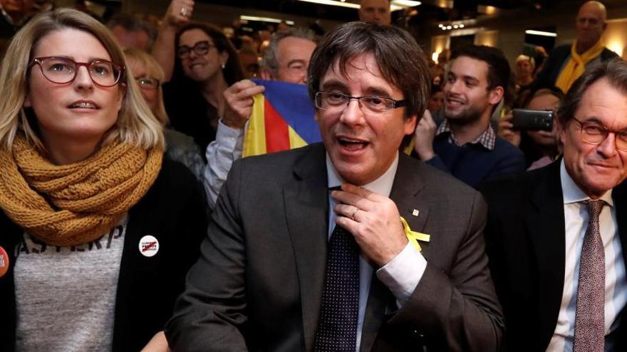 Puigdemont, junto a Elsa Artadi y Artur Mas.