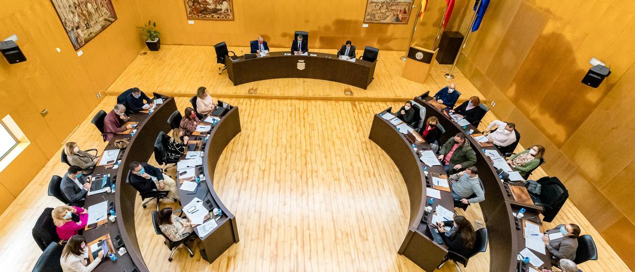 El pleno del Ayuntamiento de Benidorm no tiene aún borrador ni fecha para debatir el presupuesto de 2023.