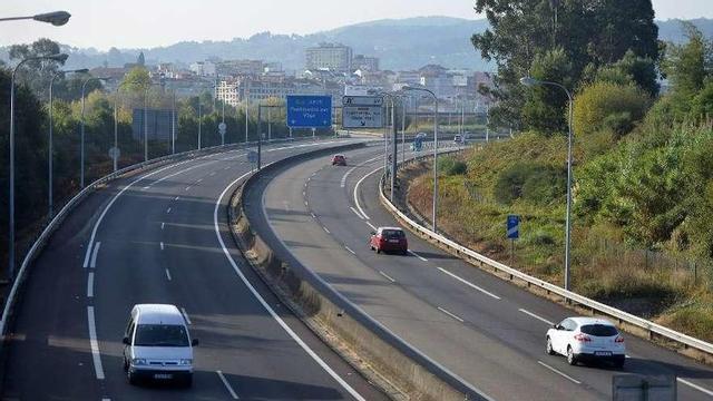 Tramo de la autopista AP-9 a su paso por la parroquia pontevedresa de Alba. // Gustavo Santos