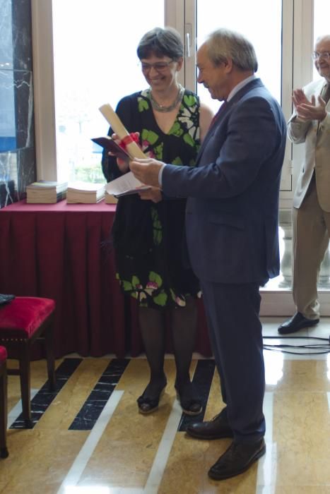 La peregrina italiana Marcella Giunta recibe el premio 'Alfonso II. Los Diarios del Camino de Santiago'