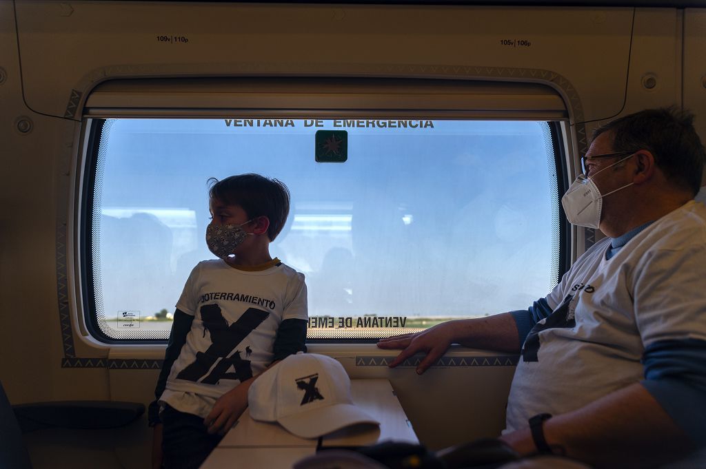 Los vecinos de las vías, celebran su primer viaje en el nuevo tren soterrado