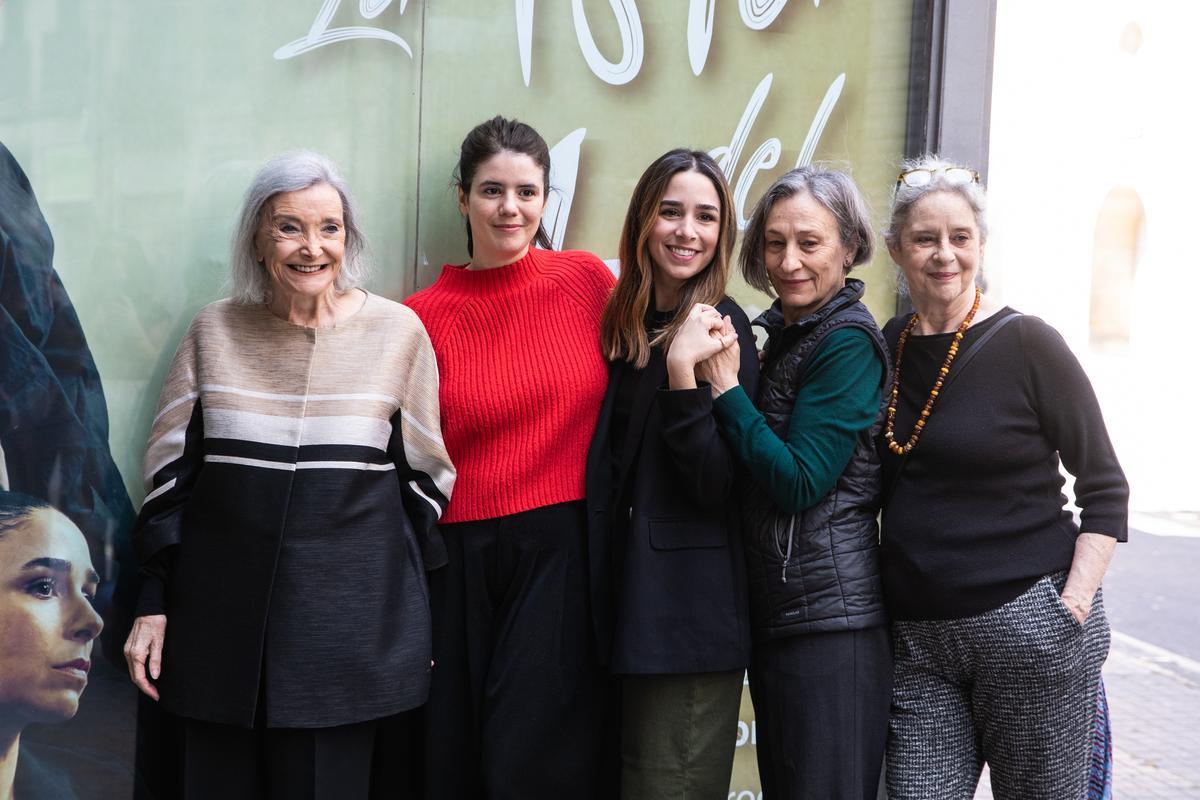 Núria Espert vuelve al Teatre Romea con La isla del Aire. La veterana actriz actúa con Vicky Peña, Teresa Vallicrosa, Miranda Gas y Candela Peña en la adaptación de la novela de Alejando Plalomas dirigida por Mario Gas