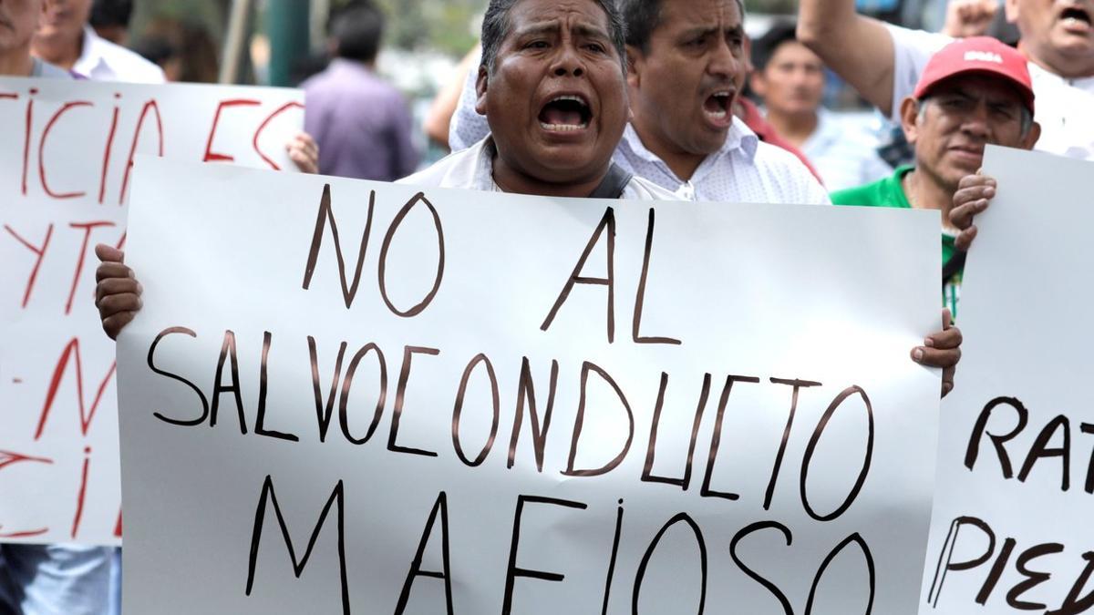 Manifestantes protestan contra el ex presidente peruano cerca de la residencia del embajador uruguayo en Perú.