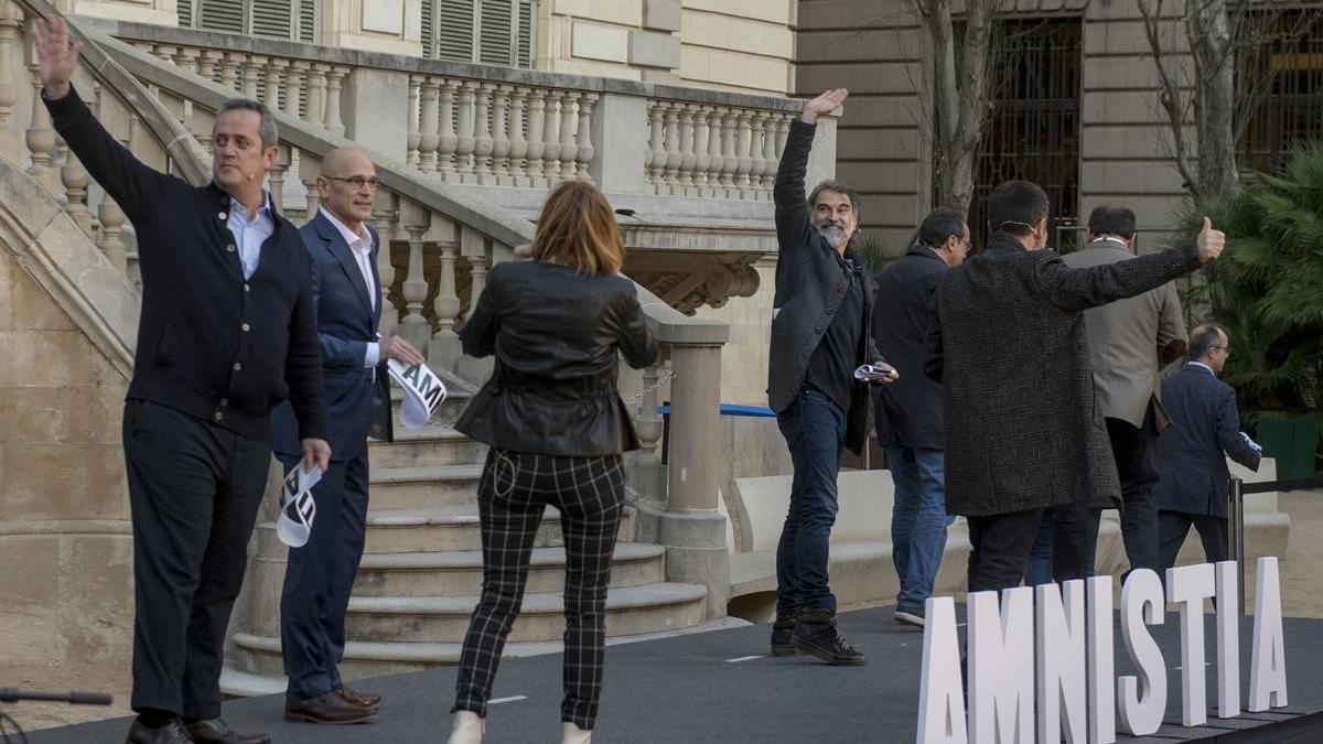 Los políticos presos, Forn, Forcadell, Romeva, Sanchez, Cuixart, Junqueras, Rull, Turull y Bassa,  en los jardines del Palau Robert tras leer un manifiesto en favor de la amnistía