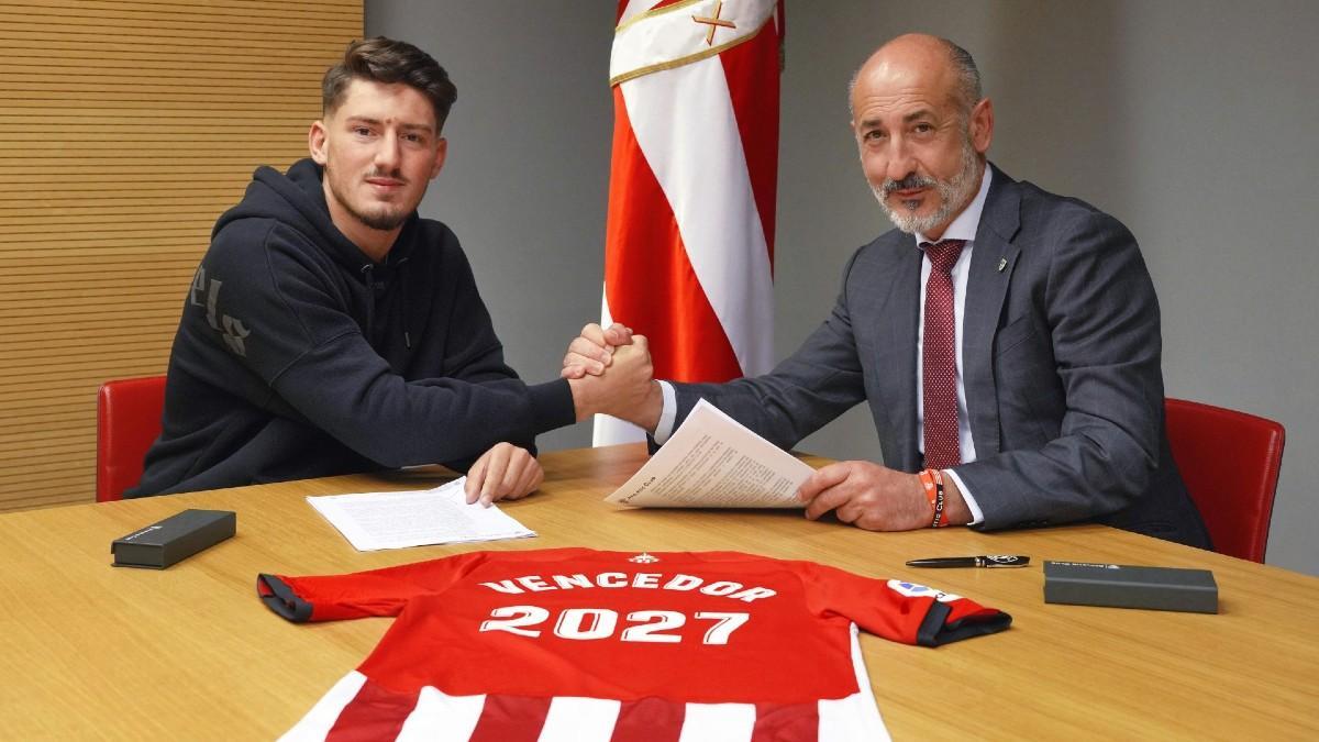 Vencedor junto a Elizegi, firmando su contrato