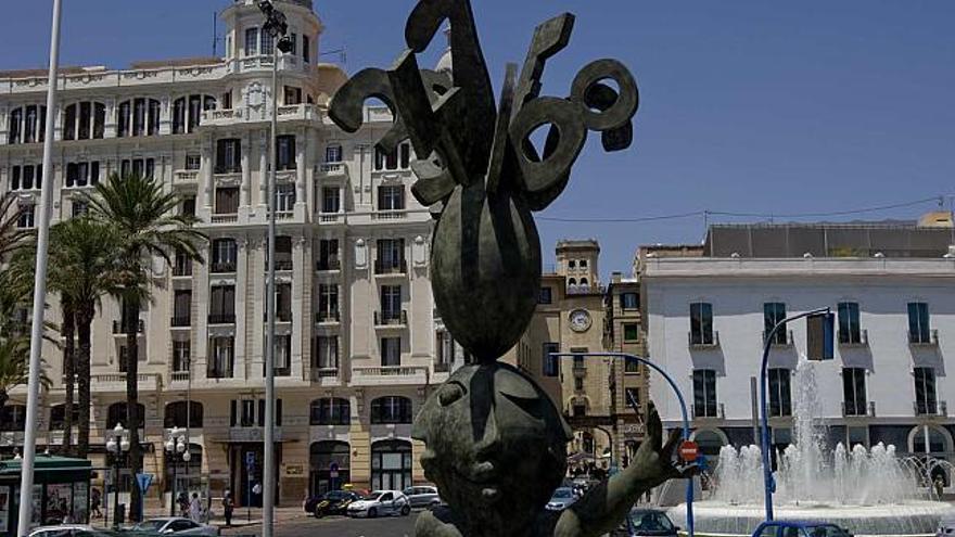 Escultura de Ripollés junto a la Explanada, donada recientemente por la CAM al Ayuntamiento de Alicante .
