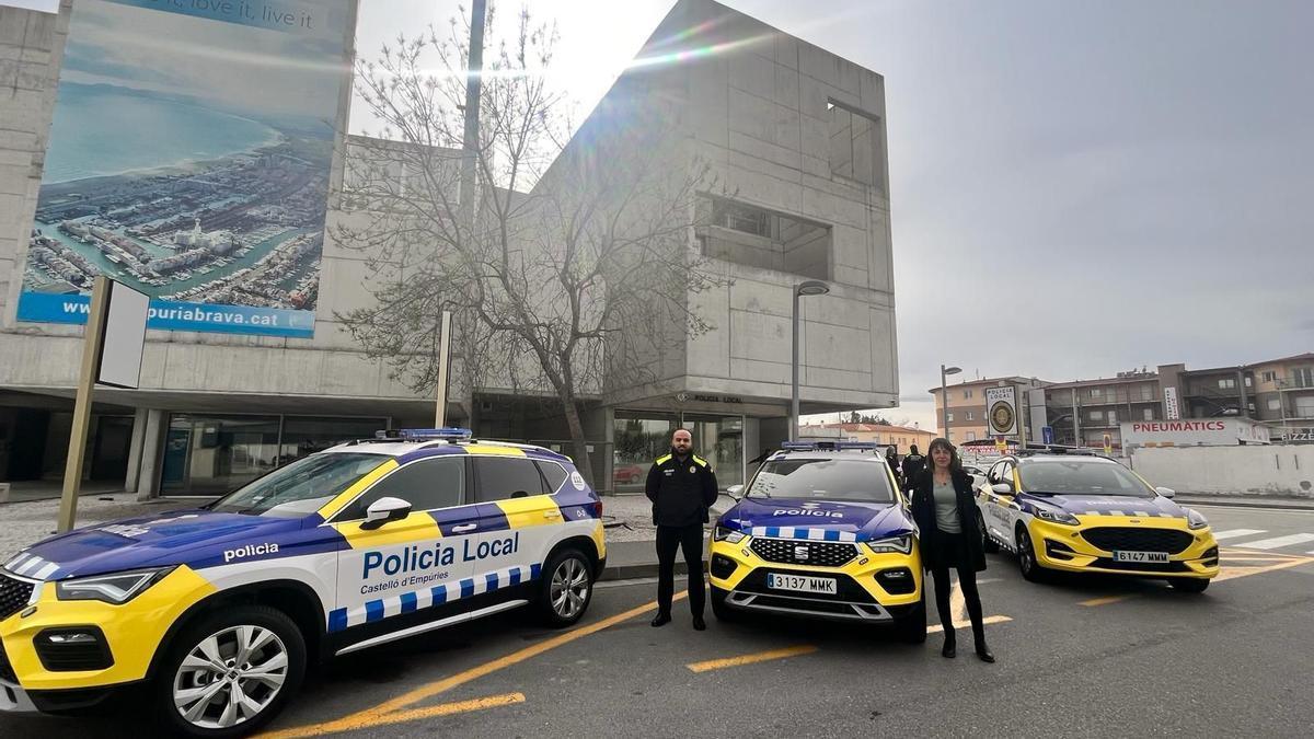 Els nous vehicles davant la comissaria de la Policia Local de Castelló d'Empúries.