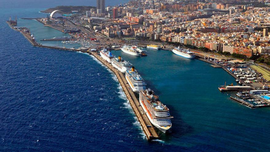 Cruceros en el Puerto de Santa Cruz de Tenerife.