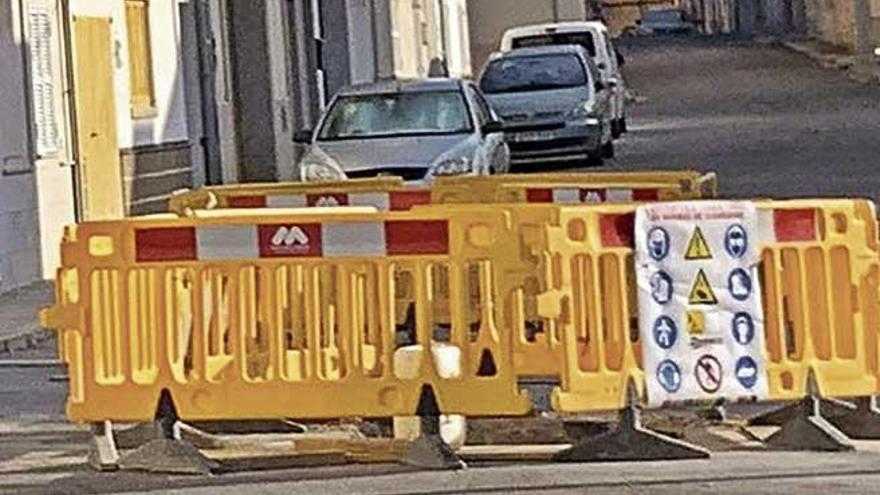 Imagen de una zona de obras que permanece inactiva y vallada en mitad de la calle GÃ³mez Ulla, de Muro.