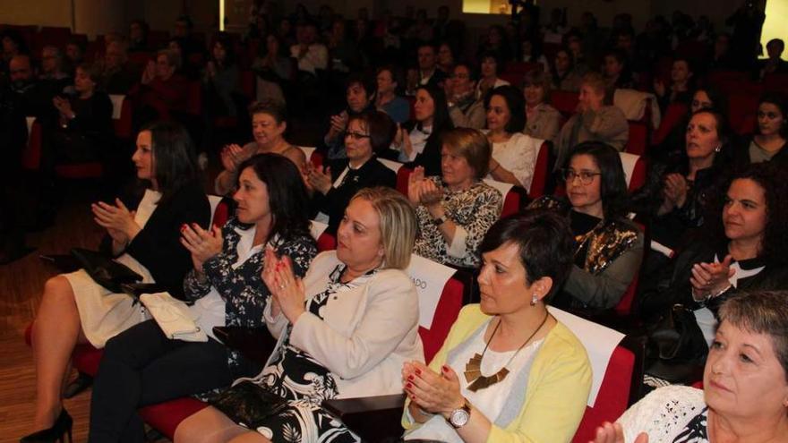 En primer término, el equipo de profesionales de El Orrio, ayer, durante el acto.