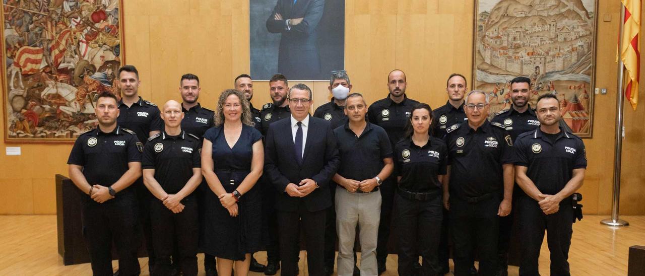 Toma de posesión de los 12 interinos que reforzarán la seguridad en las playas de Benidorm este verano.