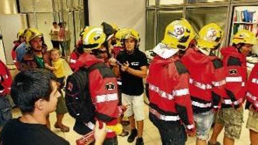 Els Bombers a l&#039;interior de l&#039;ens mentre s&#039;ocupava per poder penjar una pancarta al balcó de la Diputació.