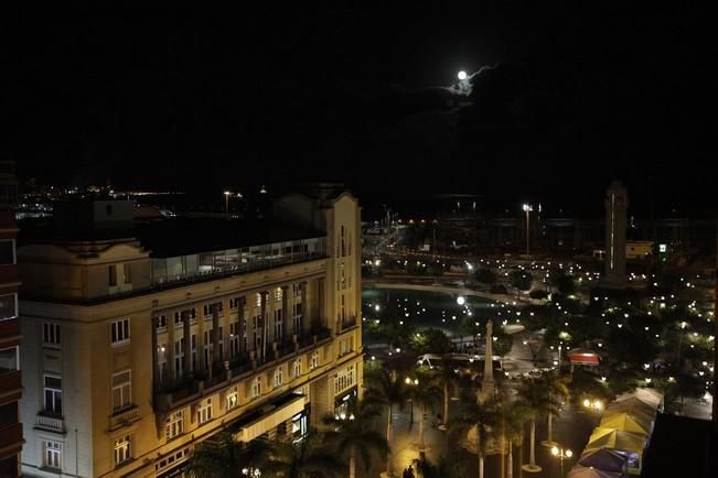 14/11/2016.TENERIFE.La superluna vista de Santa Cruz.Luna llena,.Las Teresitas