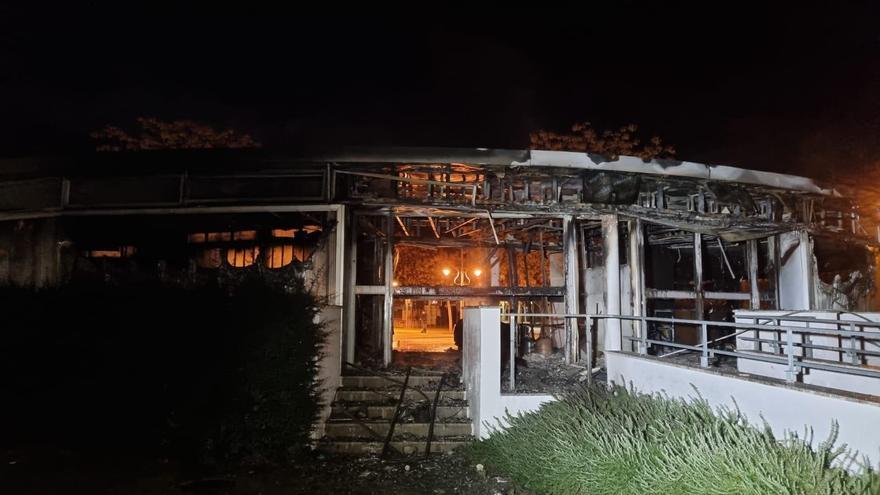 Un incendio destruye la pérgola del Paseo Alfonso XIII de Palma del Río