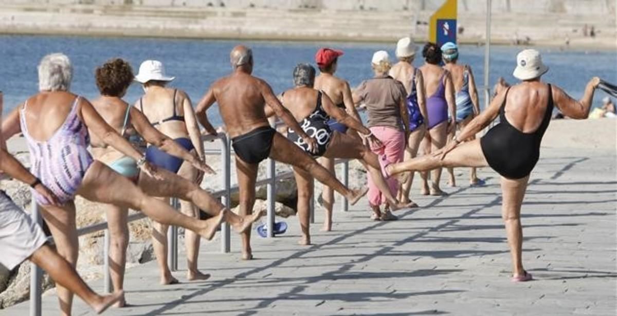 zentauroepp20020952 barcelona 08 08 2012 ancianos hacen ejercicio en el espigon 170426183006
