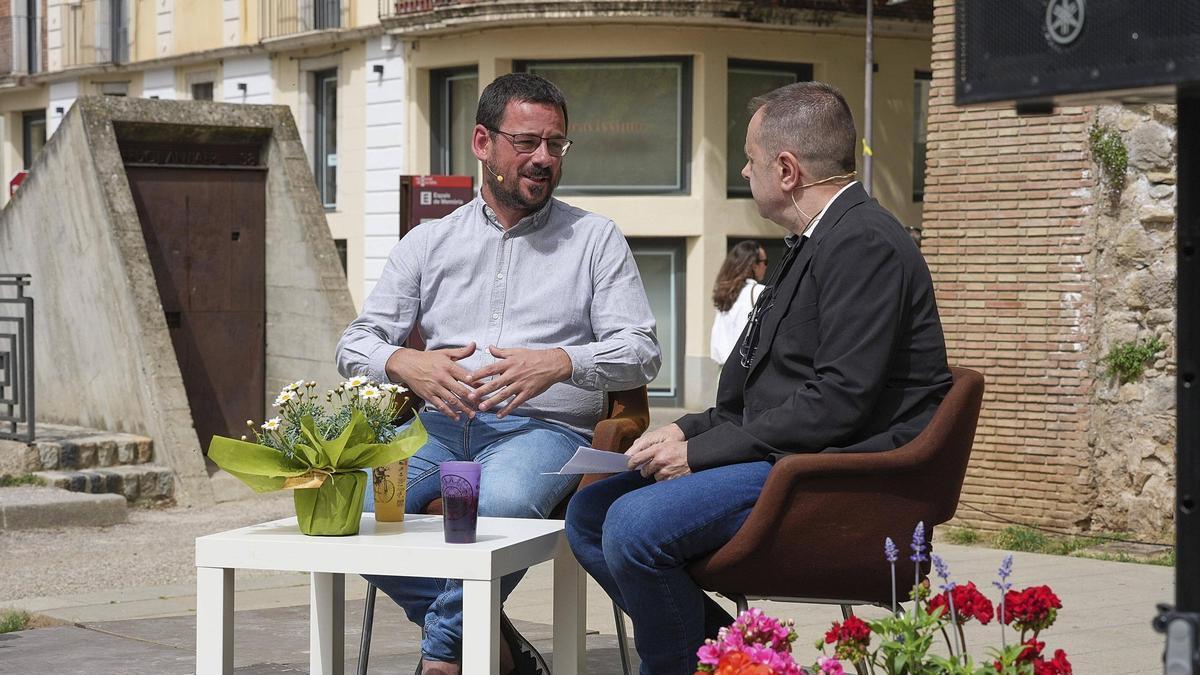 Lluc Salellas conversa amb el periodista Ramon Iglesias durant l’acte als Jardins de la Infància
