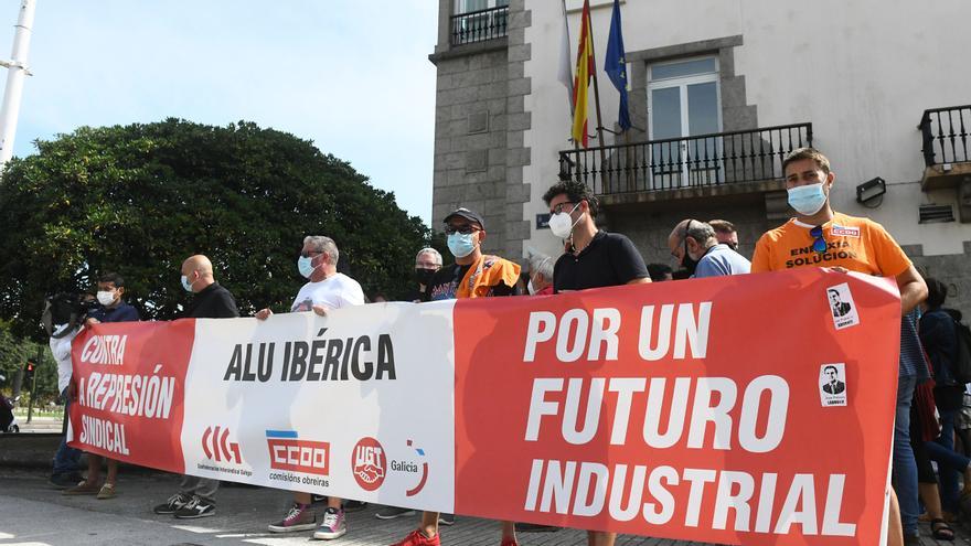 Los trabajadores de Alu Ibérica reclaman a la Xunta y el Estado reactivar la planta