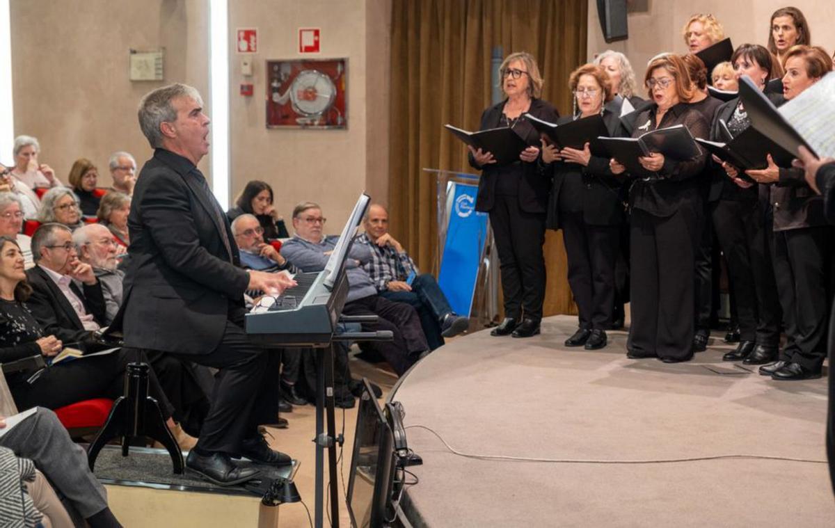 Francesc Bonnín Socías dirigiendo a la coral.  | ANA B. MUÑOZ