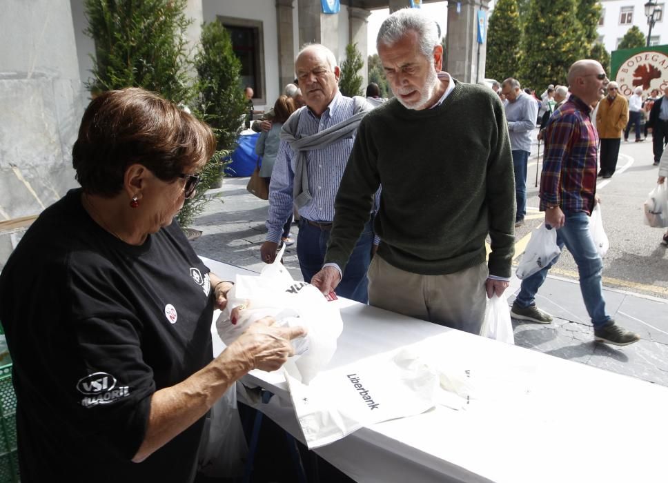 Oviedo celebra el día grande de San Mateo con 7.000 bollos preñaos