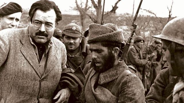 Ernest Hemingway an der Seite republikanischer Soldaten, auf einem Foto von Robert Capa.