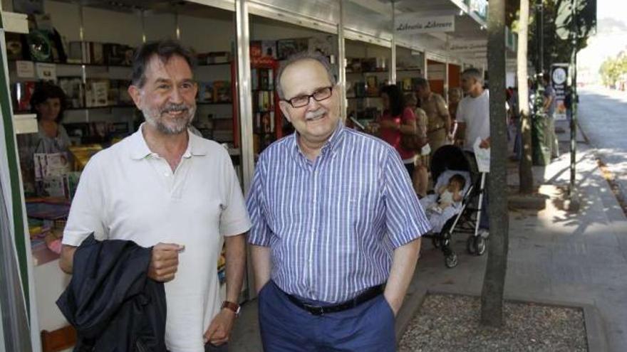 Suso de Toro y Agustín Fernández Paz, ayer en la Feria del Libro de Vigo. // José Lores