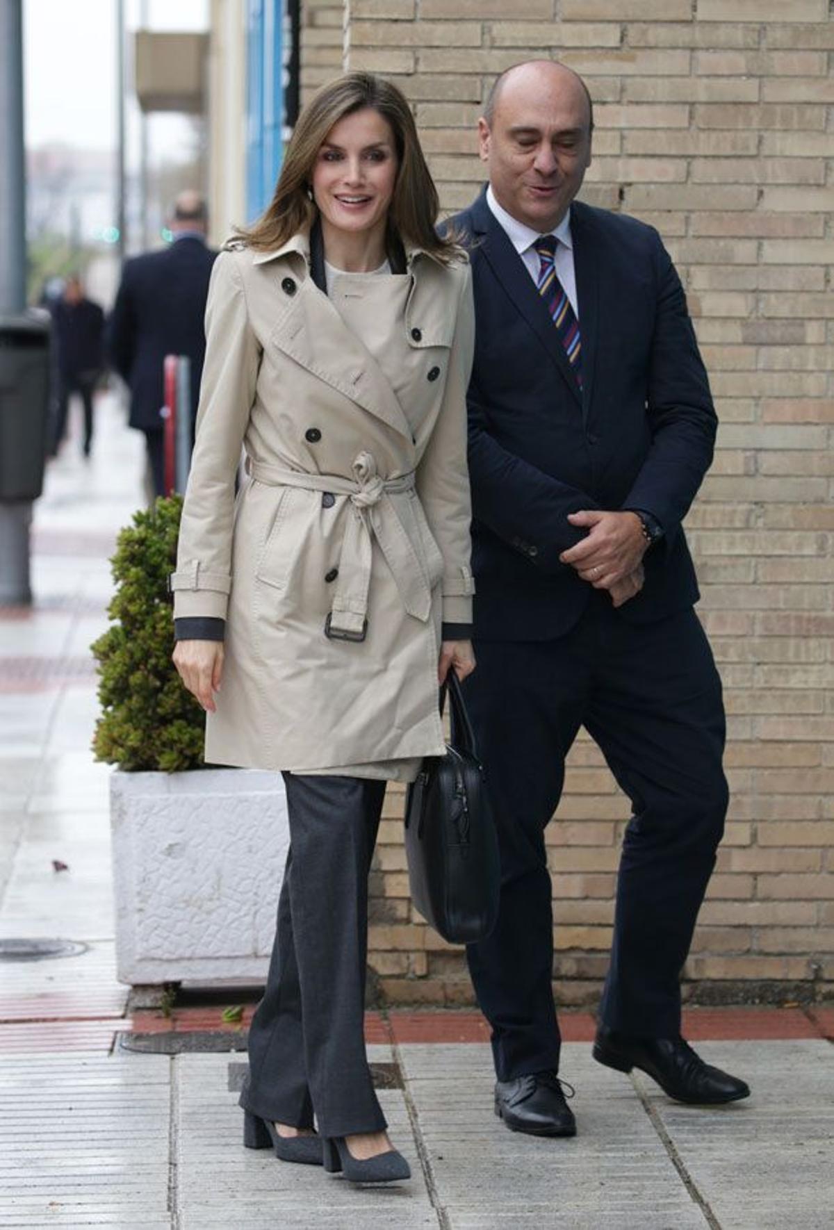 Letizia Ortiz en la Sede de UNICEF con trench beige y zapatos de Uterqüe