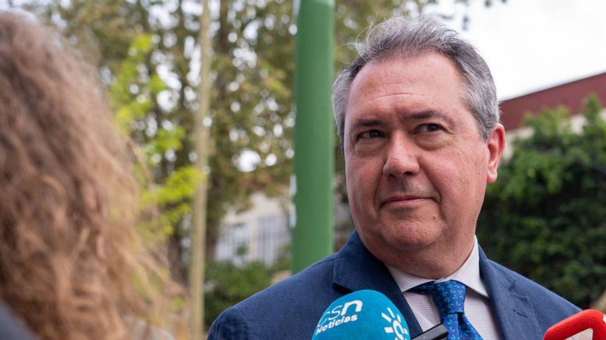 Juan Espadas atiende a los medios de comunicación.